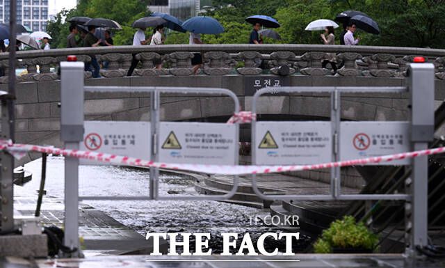 서울과 경기·인천에 각각 호우주의보, 호우경보가 발령된 20일 오전 서울 청계천 산책로 출입이 통제돼 있다.