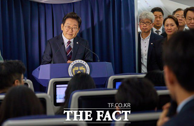 이재명 대통령이 16일(현지 시간) G7 정상회의 참석을 위해 캐나다 앨버타주 캘거리로 향하는 공군 1호기에서 기자간담회를 하는 모습. /뉴시스