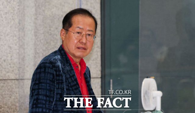 국민의힘 대선 후보 경선에서 탈락한 뒤 정계 은퇴를 선언하고 하와이에 체류했던 홍준표 전 대구시장이 17일 인천 중구 인천국제공항 제1터미널로 귀국하고 있다. /뉴시스