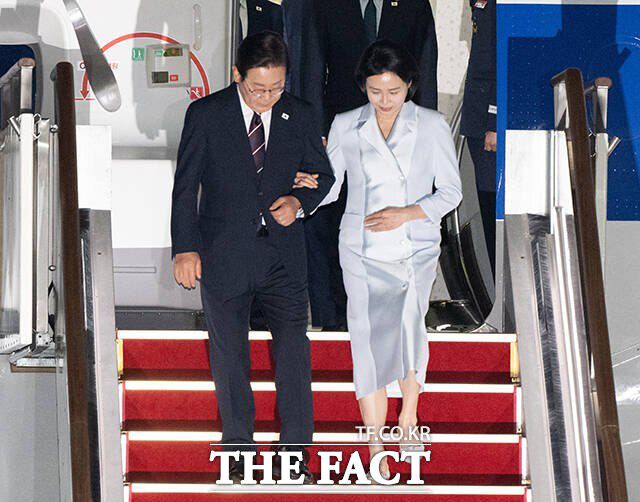 G7 정상회의 참석을 마친 이재명 대통령과 배우자 김혜경 여사가 19일 오전 경기 성남시 서울공항에 도착해 공군 1호기에서 내리는 모습. /박헌우 기자