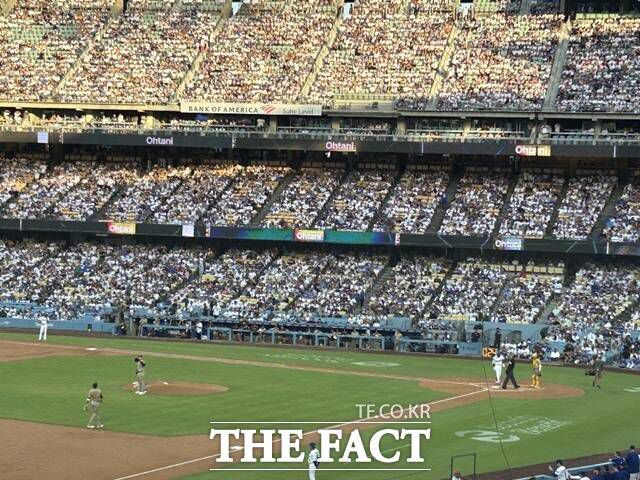 미국 메이저리그 LA 다저스는 연방정부의 이민자 단속과 이에 따른 시위가 도시 전역을 휩쓸었지만 "입장을 밝히지 않겠다"는 한 문장으로 대응해 논란이 되고 있다./LA=황덕준 언론인