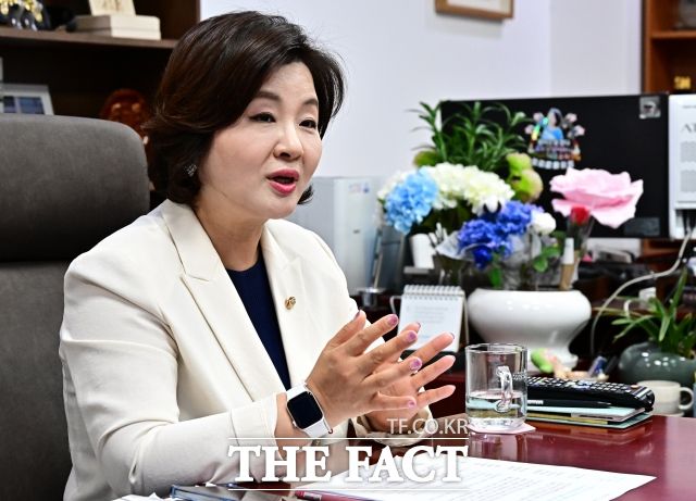 의료 대란으로 병원을 떠난 전공의의 빈자리를 메우는 진료지원(PA) 간호사 처우 개선 필요성도 짚었다. 보건의료 분야에서 '주4일제' 도입에 앞장서야 한다고도 주장했다. /배정한 기자