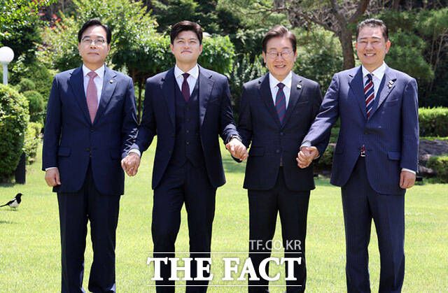 송언석 국민의힘 원내대표와 김용태 국민의힘 비상대책위원장, 이재명 대통령, 김병기 더불어민주당 당대표 직무대행 겸 원내대표(왼쪽부터)가 22일 한남동 관저에서 여야 지도부와 오찬에 앞서 기념촬영을 하고 있다. /뉴시스