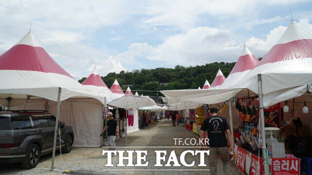 각종 부스가 설치된 '논산시 품바 페스티벌' 전경. /화요저널클럽