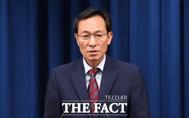 우상호 대통령실 정무수석이 22일 용산 대통령실에서 이재명 대통령와 여야 지도부 간 오찬 회동 관련 브리핑을 하고 있다. /뉴시스