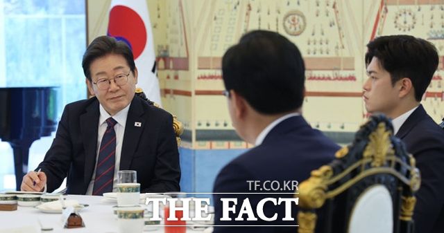 이재명 대통령이 22일 한남동 관저에서 열린 여야 지도부와 오찬에서 송언석 국민의힘 원내대표의 발언을 듣고 있다. /뉴시스