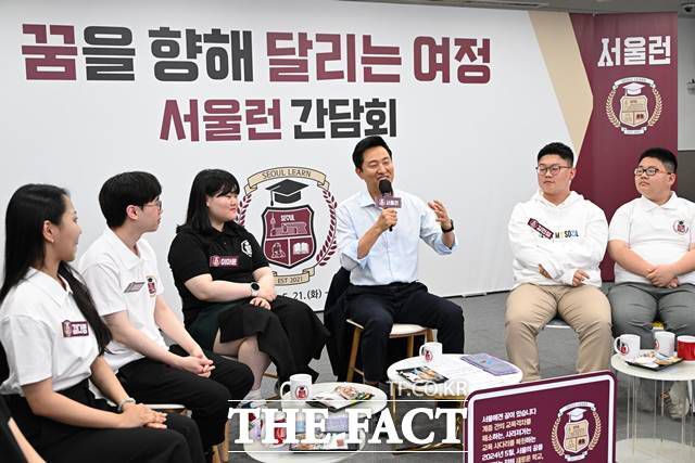 서울시는 오는 7월부터 12월까지 '서울런 조금 느린 아이 학습지원 시범사업'을 추진한다고 22일 밝혔다. 오세훈 서울시장이 시청에서 열린 2024 서울런 간담회에서 학생들과 이야기를 나누고 있다. /서울시