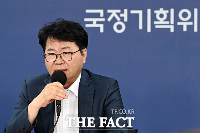 이한주 국정기획위원회 위원장이 22일 오후 서울 종로구 정부서울청사 창성동 별관에서 열린 기자간담회에서 모두발언을 하고 있다./남용희 기자