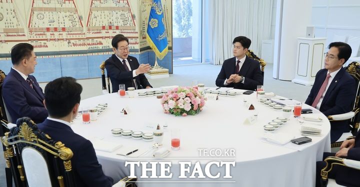 이재명 대통령이 22일 한남동 관저에서 열린 여야 지도부와 오찬에서 발언하고 있다. 왼쪽부터 강훈식 비서실장, 김병기 더불어민주당 당대표 직무대행 겸 원내대표, 이 대통령, 국민의힘 김용태 비상대책위원장, 송언석 원내대표. /뉴시스