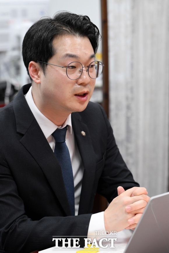 정부 출범 이후 김 의원의 관심은 자연스럽게 새 정부의 국정 운영으로 향했다. 검찰개혁만큼이나 김 의원이 확신을 보이는 건 이재명 정부에 대한 평가다. 출범 2주 만에 보여준 이 대통령의 행보에 대해 그는 "기대 이상"이라고 평가했다. /남용희 기자