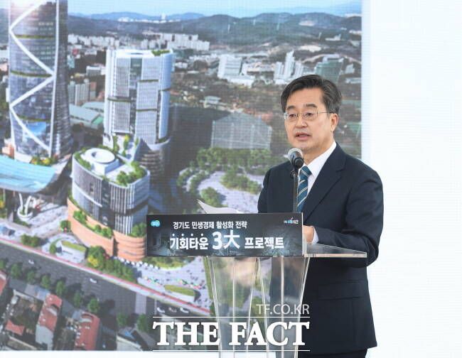김동연 경기도지사가 11일 수원월드컵경기장에서 '3대 기회타운 프로젝트'를 설명하고 있다. /경기도