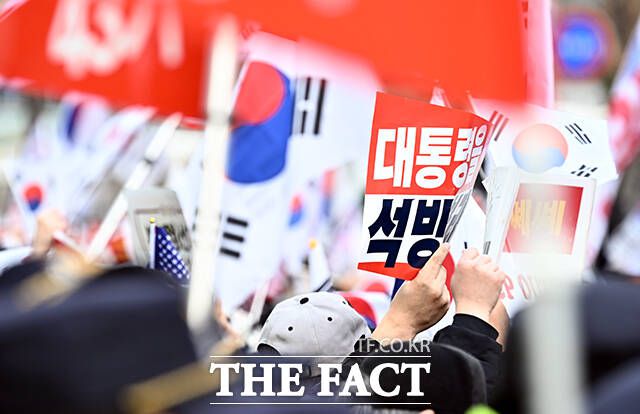 이들은 지난 1월18일 서울 마포구 서울서부지법 일대에서 공수처 차량을 저지하기 위해 스크럼을 짜고 통행을 방해한 혐의를 받는다. 이들의 선고는 오늘 8월1일에 열린다. /임영무 기자