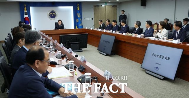 이재명 대통령이 23일 첫 수석·보좌관회의에서 중동 사태 시급성을 강조하며 경제·안보 대책을 주문했다 이 대통령이 이날 오후 용산 대통령실에서 주재한 제1차 수석·보좌관회의에서 발언하고 있다. /뉴시스