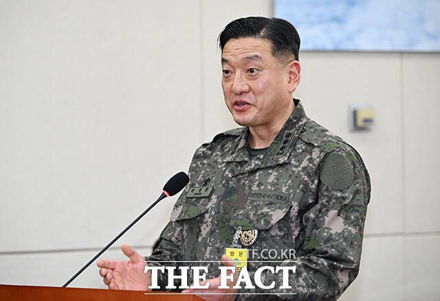 윤석열 전 대통령이 자신의 내란 혐의 재판에서 실제로 전쟁이 터지면 계엄을 하지 못한다며 증인으로 출석한 계엄 실무 담당 군인들의 증언을 반박했다. 권영환 전 합동참모본부 계엄과장이 지난 2월 서울 여의도 국회에서 열린 '윤석열 정부의 비상계엄 선포를 통한 내란 혐의 진상규명 국정조사 청문회'에 참석해 질의에 답하고 있다. /국회=박헌우 기자