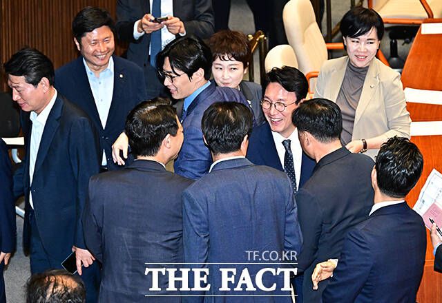 국민의힘은 청문회 자료 제출 의무를 강화하는 내용이 담긴 이른바 '김민석 방지법'을 20일 발의하며 '재맞불'을 놨다. 김 후보자가 5일 오후 서울 여의도 국회에서 열린 본회의에 참석해 동료 의원들과 대화를 나누는 모습./국회=배정한 기자