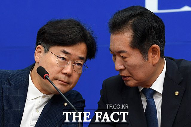 [더팩트ㅣ국회=남용희 기자] 정청래 더불어민주당 최고위원(오른쪽)과 박찬대 최고위원이 22일 오전 서울 여의도 국회에서 열린 최고위원회의에서 대화를 나누고 있다.