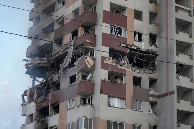 지난 13일 이란 테헤란에서 이스라엘의 공습을 받은 아파트 건물이 크게 파손된 모습. / AP·뉴시스