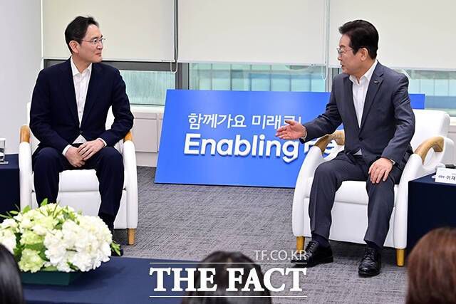 이재명 대통령(당시 민주당 대표)과 이재용 삼성전자 회장이 지난 3월 20일 서울 강남구 SSAFY 멀티캠퍼스에서 열린 '청년 취업 지원을 위한 현장 간담회'에 참석해 대화를 나누고 있다. /박헌우 기자
