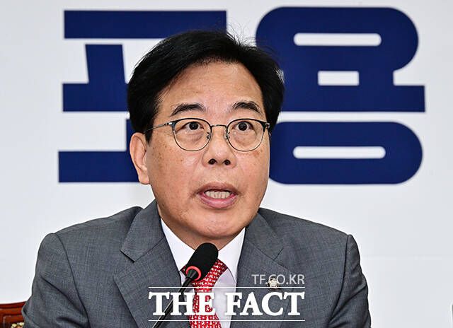 송언석 국민의힘 원내대표는 24일 김민석 국무총리 후보자 인사청문회를 앞두고 "증인도 없고 참고인도 없고 자료제출도 없는 헌정사상 초유의 깜깜이 청문회, 묻지마 청문회가 열린다"고 비판했다. /배정한 기자