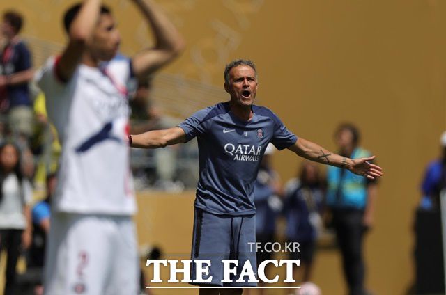 전반전 초반 경기가 풀리지 않자 테크니컬 에어리어에서 적극적으로 선수들에게 주문을 하는 PSG의 루이스 엔리케 감독./시애틀=AP.뉴시스