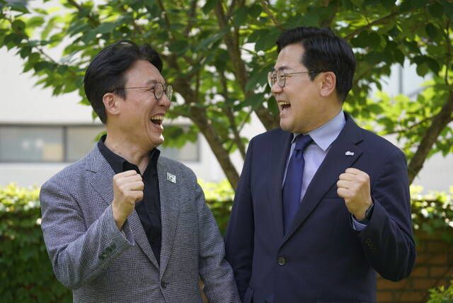 박찬대 전 원내대표(오른쪽)가 23일 김민석 국무총리 후보자와 만남을 가졌다고 밝혔다. /박찬대 의원실 제공