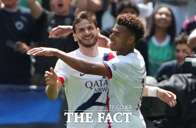 전반 35분 행운의 골을 넣은 PSG의 흐비차 크바라츠헬리아(왼쪽)와 축하하는 데지레 두에./시애틀=AP.뉴시스