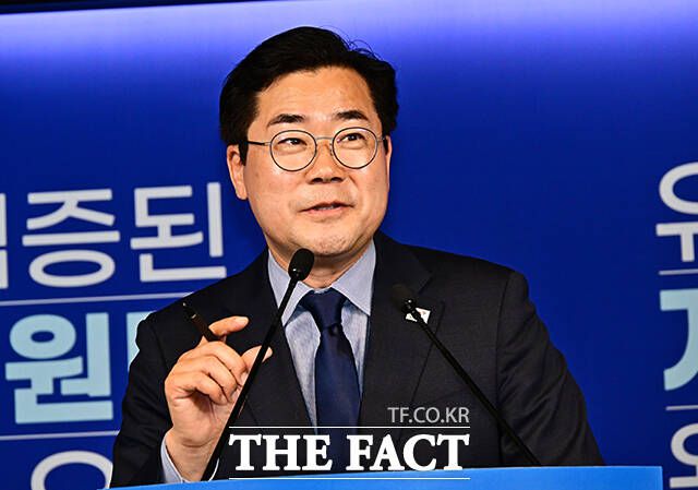 박찬대 더불어민주당 전 원내대표가 23일 오전 서울 여의도 중앙당사에서 기자회견을 열고 당대표 출마선언을 하고 있다./배정한 기자