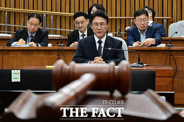 김민석 국무총리 후보자가 인사청문회 오후 속개를 앞두고 생각에 잠겨있다.