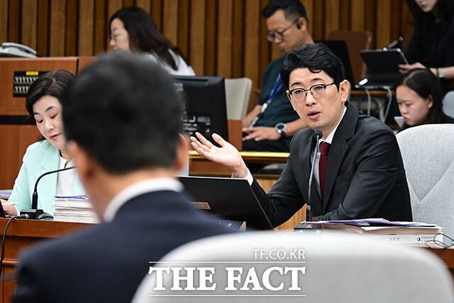 주진우 국민의힘 의원이 김민석 국무총리 후보자를 상대로 질의하고 있다.