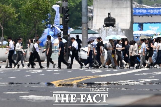 지난 18일 오후 서울 광화문 일대 시민들 /사진=더팩트