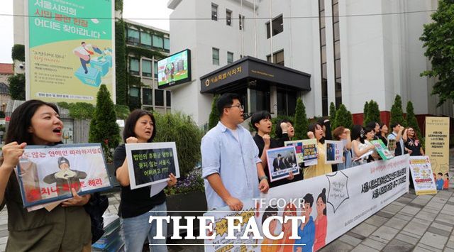 서울시립십대여성건강센터 나는 봄 폐쇄저지를 위한 공동대책위원회 회원들이 16일 오전 서울 중구 서울시의회 앞에서 서울시립십대여성건강센터 폐쇄문제에 대한 해결을 촉구하며 구호를 외치고 있다./뉴시스