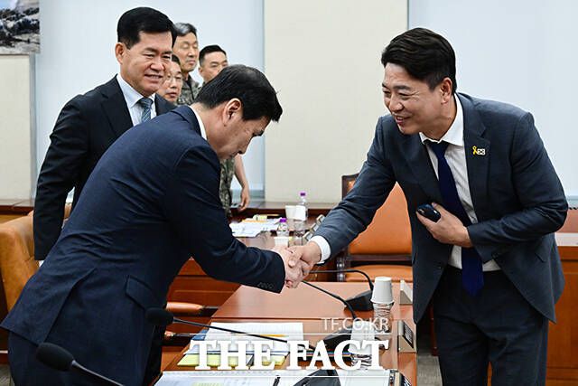 여당 간사 부승찬 더불어민주당 의원과 악수하는 김선호 직무대행.