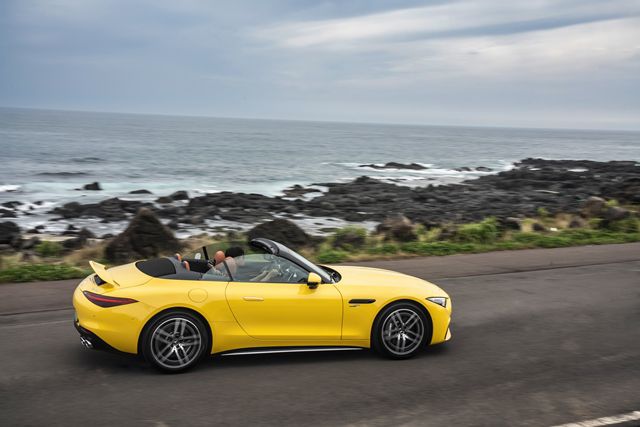 SL 43은 2.0ℓ 4기통 가솔린 터보 엔진에 F1 기술을 접목한 전자식 터보차저(EQ 부스트)가 탑재됐다. 메르세데스-AMG SL 43. /메르세데스-벤츠코리아