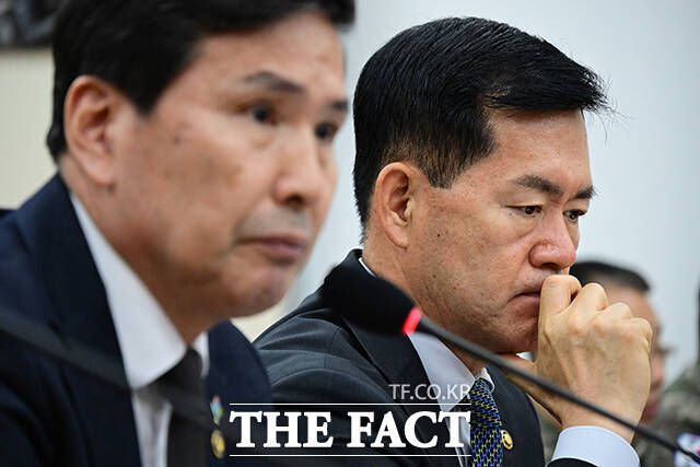 석종건 방위사업청장이 의원 질의를 들으며 생각에 잠겨있다.