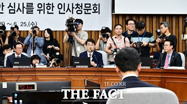 국민의힘 인청특위 간사인 배 의원은 김 후보자를 향해 "저희가 참을 만큼 참았다, 후보자는 우리 인사청문회 자체를 지금 능멸하고 있다"고 항의했다. /배정한 기자