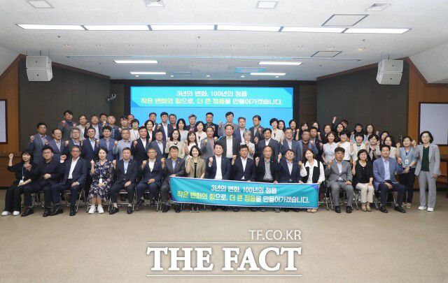 정읍시는 지난 24일 국소장, 실과소장, 읍면동장이 참석한 가운데 '시정 성과 및 운영계획 보고회'를 열고 그간 핵심성과를 점검하고 민선8기 후반기 시정운영의 구체적인 전략을 공유했다. / 정읍시
