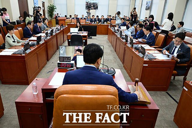 국방위 전체회의 개회하는 성일종 국방위원장.