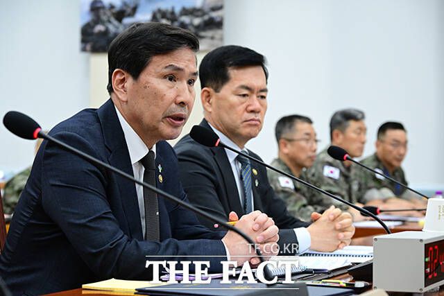 국회 국방위원회는 이날 전체회의를 열고 계엄 선포 후 국회의원과 소속 공무원의 국회 출입 및 회의 방해를 금지하고 국회의장 허가 없이 군·경의 출입을 금지하는 내용의 계엄법 개정안을 통과 시켰다. 사진는 의원 질의에 답변하는 김선호 국방부 장관 직무대행(왼쪽)의 모습.