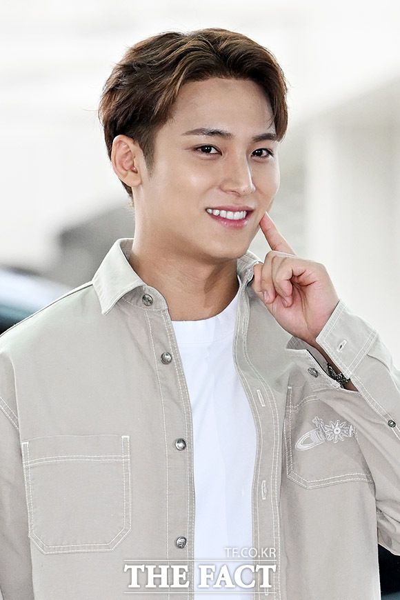 '볼 콕' 포즈 취하는 세븐틴 민규.