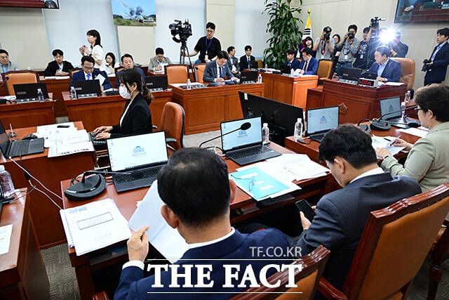 계엄법 개정안을 비롯한 법안 처리하는 국방위.