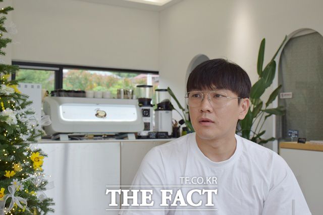 서울에서 나고 자란 문준호 씨는 아버지의 고향인 전남 구례로 내려왔다. 그는 임야에 고사리 등을 심고 수확하는 농부가 됐다. 지난달 22일 만난 문 씨는 "막상 내려와 보니 실망이 컸죠. 지방소멸이라는 말이 그제야 실감이 났습니다"라고 말했다. /구례=이철영 기자