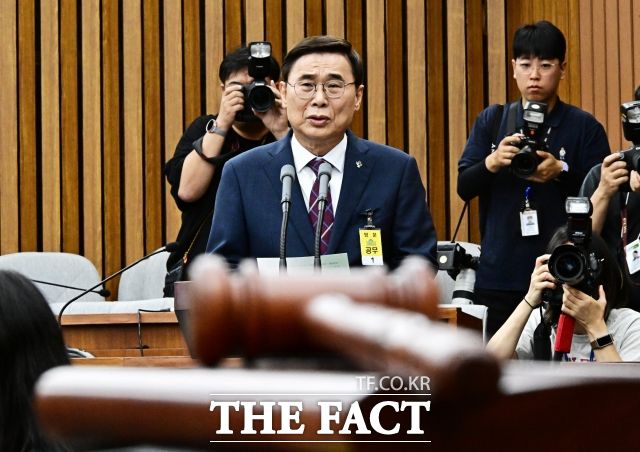 이 원장은 "국정원에 대한 엄격한 정치적 중립과 민주적 투명성을 요구하는 국민의 목소리에 적극 부응해야 한다"며 "직원들의 정치화를 부추기고 전문성 제고를 저해하는 요소들을 적출하고 과감히 혁신해 국가와 조직에 헌신할 수 있는 제도·문화적 환경을 만들어가겠다"고 말했다. /배정한 기자