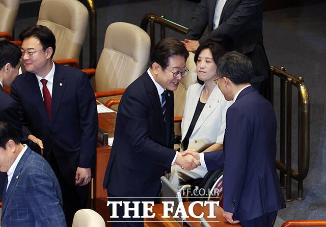 추경호 전 국민의힘 원내대표와 인사하는 이재명 대통령.