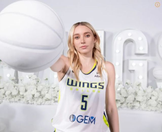 페이지 베커스는 고난 극복 스토리와 함께 최근 WNBA에서 가장 핫한 선수 중 한 명이 됐다. l 댈러스 윙스 홈페이지