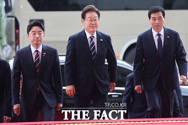 이재명 대통령이 첫 국회 시정연설을 하기 위해 26일 서울 여의도 국회에 도착해 본회의장으로 향하고 있다. /국회사진기자단