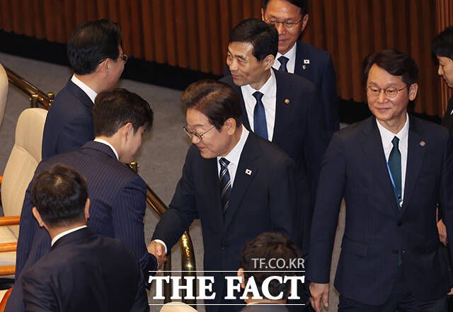 김용태 국민의힘 비상대책위원장과 인사하는 이재명 대통령.