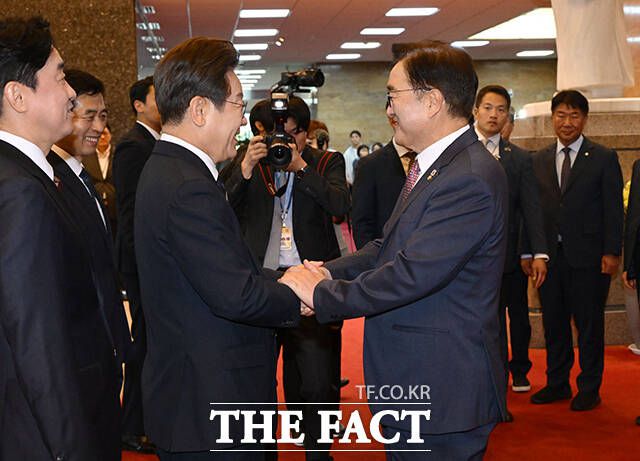 이재명 대통령이 26일 서울 여의도 국회에서 열린 추가경정예산안 시정연설을 위해 들어서며 우원식 국회의장과 인사하고 있다. /국회사진기자단