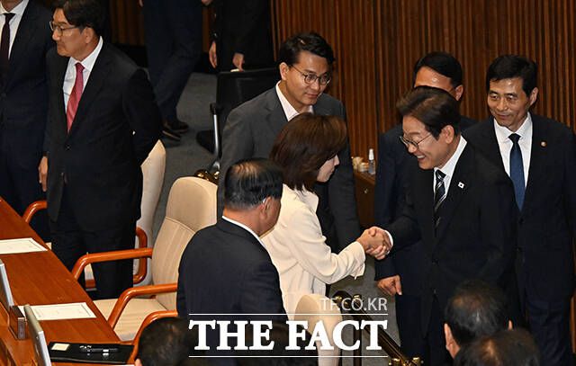 나경원 국민의힘 의원과 인사하는 이재명 대통령.