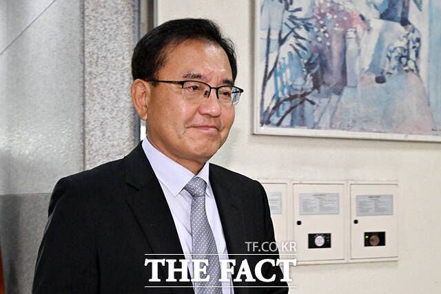 이명현 특별검사가 25일 오전 서울 서초구 법무법인와이비엘 사무실에 출근하고 있다. /서예원 기자