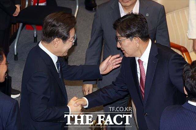 권성동 국민의힘 전 국민의힘 원내대표와 인사하는 이재명 대통령.